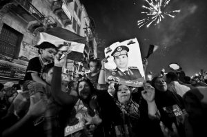 Los egipcios celebraron el golpe de estado contra Mohamed Mursi, enarbolando fotografías del jefe del Ejército, Abdul Fatah Al-Sisi / AFP