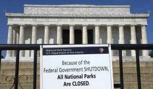Vista de un cartel y una calla que prohíben el acceso al Memorial Lincoln, en Washington. (EFE / Shawn Thew) 