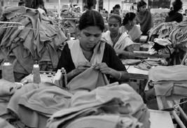 Niñas trabajando en una fábrica textil en Tirupur (Tamil Nadu, India) / Foto: Atul Loke/Panos