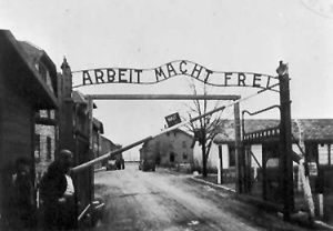 "El trabajo os hará libres", lema a la entrada de un campo de concentración // Blog Patria Judía