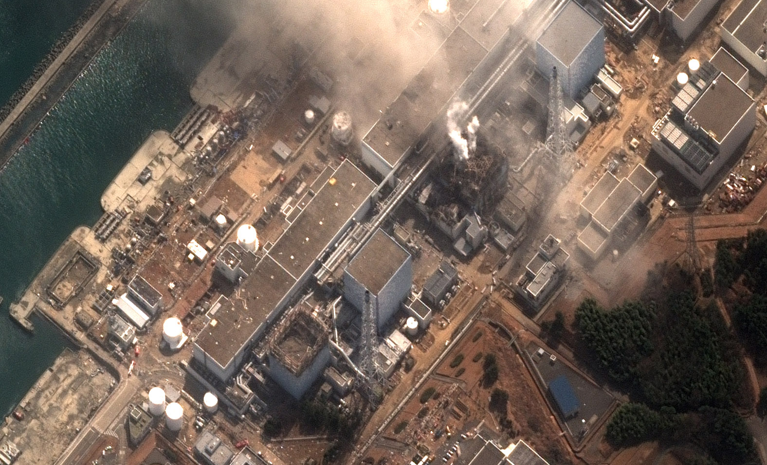 El incendio de una de las centrales por los daños del Tsunami